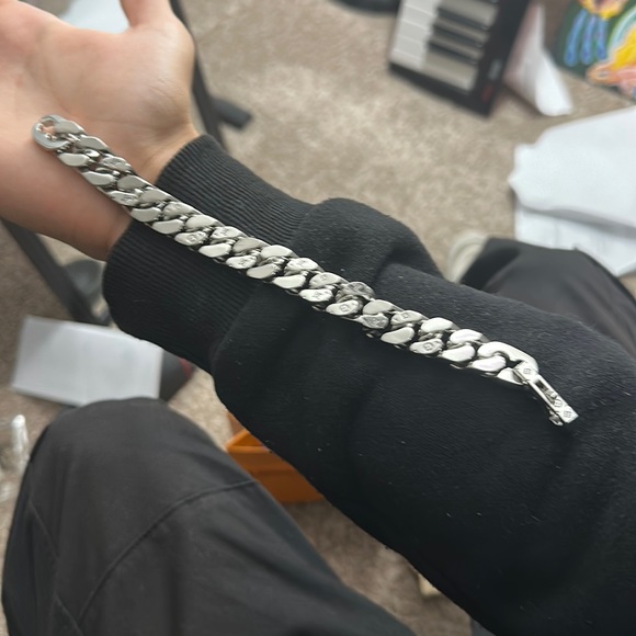 LV Cuban Chain Link Bracelet - Picture 6 of 7